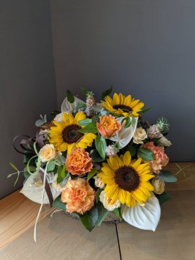 ヒマワリとホワイトの上品アレンジメント|「田村フローリスト」　（岩手県盛岡市の花屋）のブログ